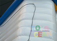 Άσπρη/μπλε διογκώσιμη μίσθωση Bouncy αθλητικών παιχνιδιών CE αδιάβροχο για τη λίμνη